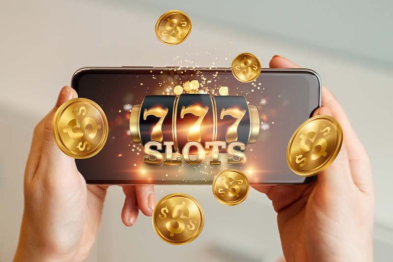 Online casino, pametni telefon s automatom za igre na sreću s jackpotom i zlatnicima. Online automati, Lucky Seven 777, Dark Gold Style.
