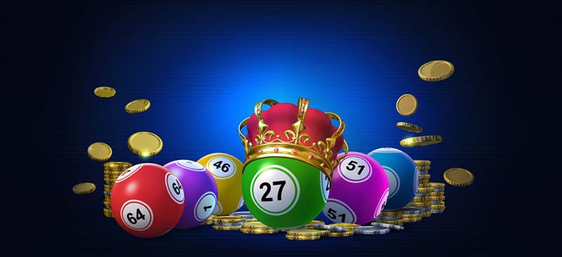 Bingo kockanje s okrunjenom bingo lopticom među ostalim šarenim bingo lopticama i puno zlatnika