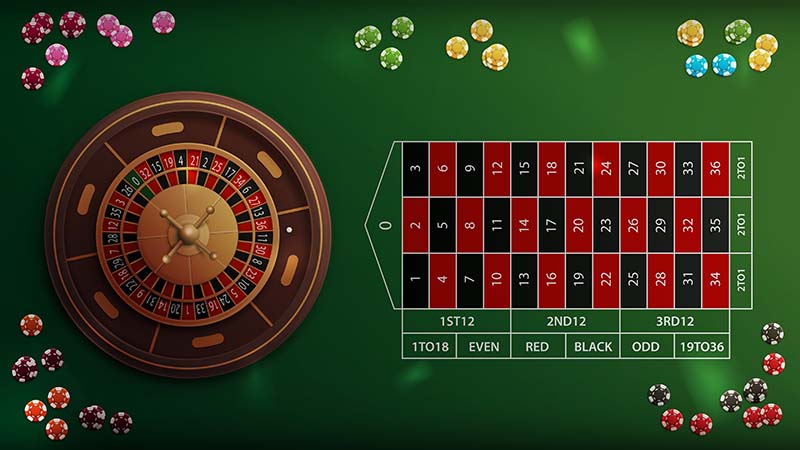 Realistični casino rulet zeleni stol s poker žetonima, pogled odozgo