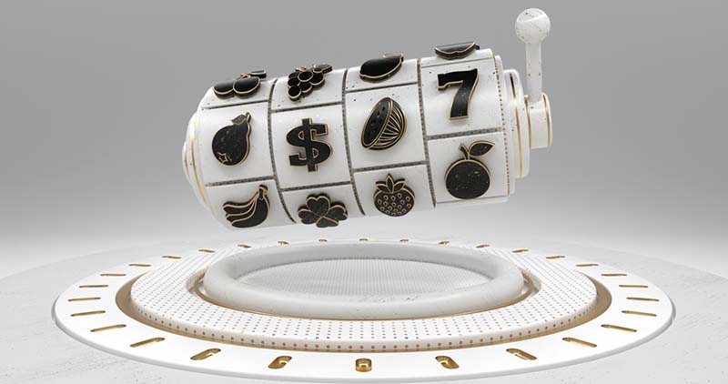 Casino automat sa ikonama voća. Koncept kockanja u kasinu na luksuznoj bijeloj pozornici